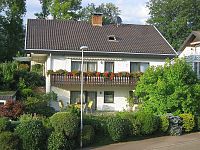 Das Bild zeigt das Haus, in dem sich die Ferienwohnung Rappenecker befindet, von außen.